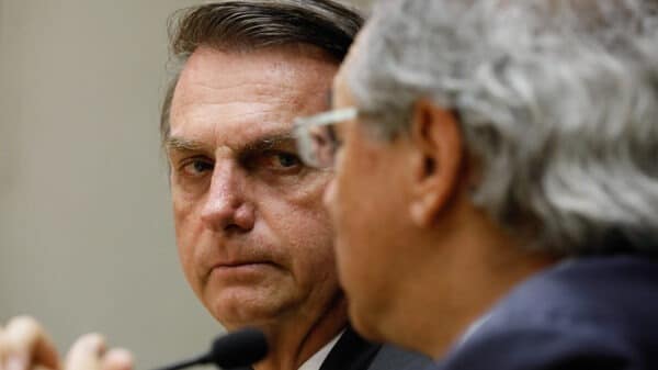 Aliados de Bolsonaro avaliam ‘esconder’ Guedes na campanha