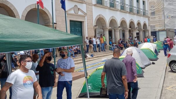 Guardas municipais de Salvador montam acampamento em frente à Câmara de Vereadores