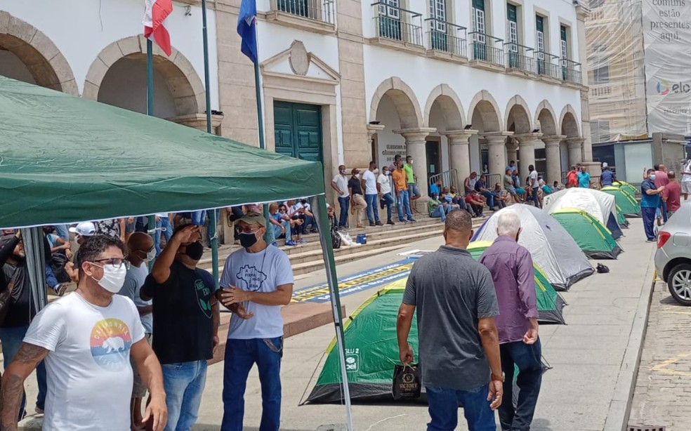 Guardas municipais de Salvador montam acampamento em frente à Câmara de Vereadores