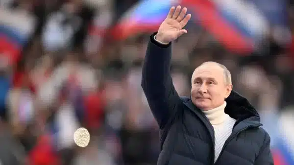 'Nunca tivemos tanta força', diz Putin em estádio lotado em Moscou