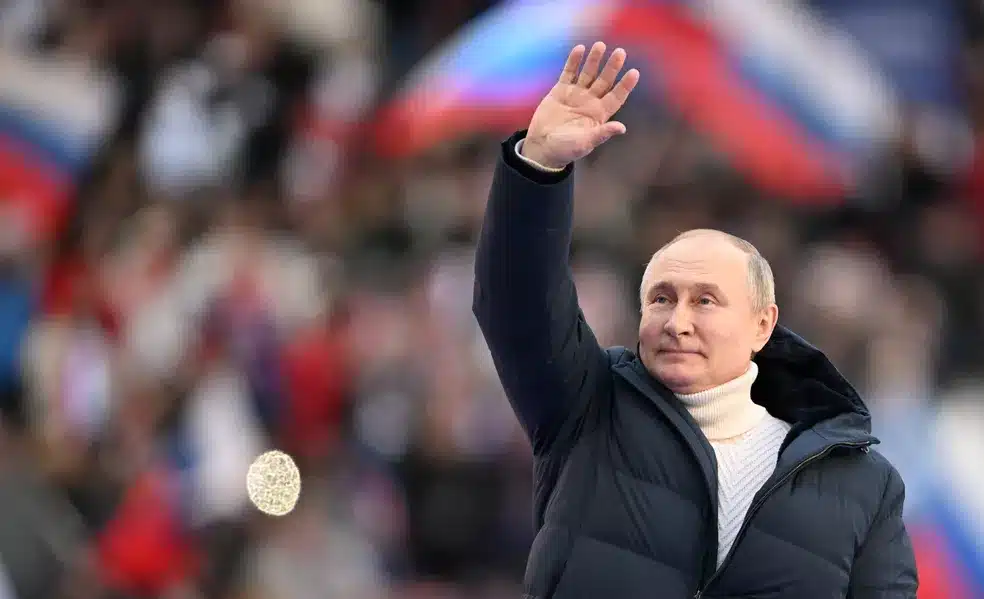 'Nunca tivemos tanta força', diz Putin em estádio lotado em Moscou