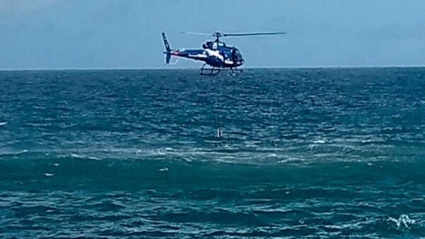 Vítima de afogamento é resgatada de helicóptero na praia da Paciência em salvador