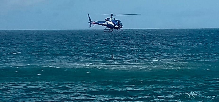 Vítima de afogamento é resgatada de helicóptero na praia da Paciência em salvador