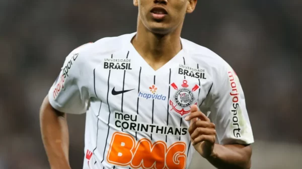 Pedrinho quer decidir o futuro rapidamente, prioriza o Corinthians, mas diretoria prega cautela