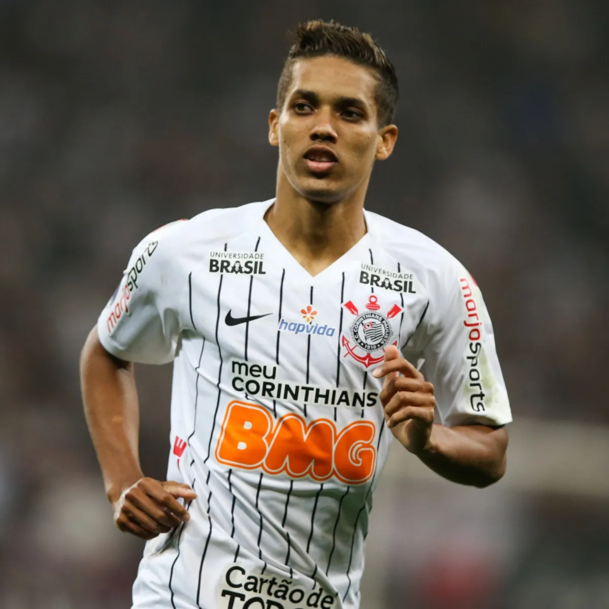 Pedrinho quer decidir o futuro rapidamente, prioriza o Corinthians, mas diretoria prega cautela