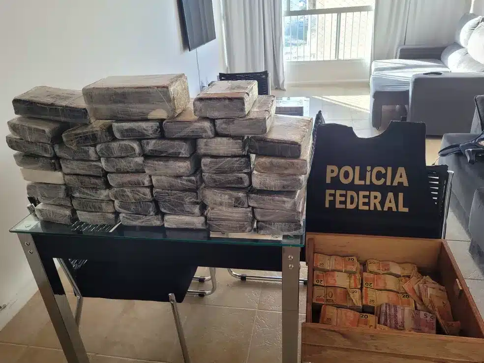 Carros de luxo, armas e joias são apreendidos em operação contra tráfico internacional de drogas no porto de Salvador