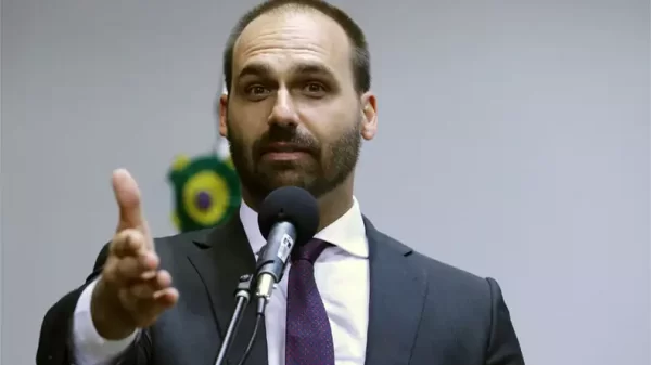 Deputado ironiza roubo de celular de prefeita de Lauro de Freitas