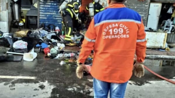 Prédio pega fogo em Camaçari e quatro imóveis precisam ser evacuados