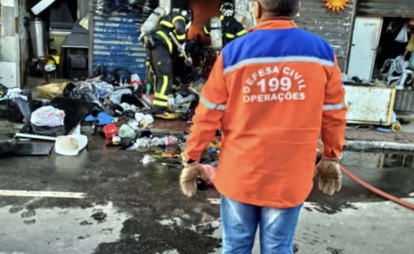 Prédio pega fogo em Camaçari e quatro imóveis precisam ser evacuados