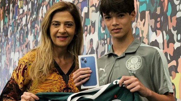 Presidente do Palmeiras dá novo celular para garoto que teve aparelho quebrado por Calleri