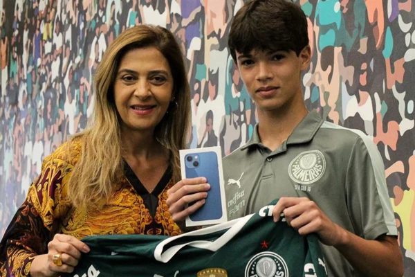 Presidente do Palmeiras dá novo celular para garoto que teve aparelho quebrado por Calleri