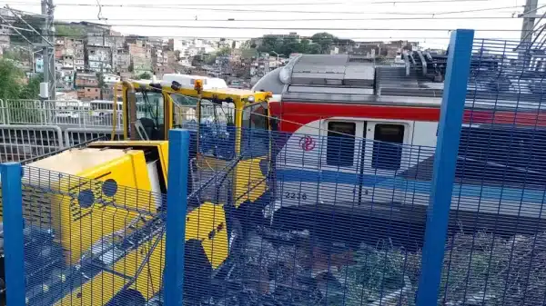 Trens do metrô descarrilam e tombam após um deles bater em caminhão de serviço, em Salvador