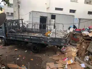 Pedaços de cobre no ferro-velho de assassinos de perito