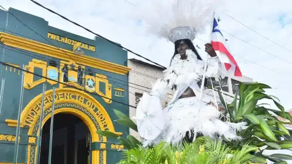 As comemorações do 2 de Julho, data que marca da Independência do Brasil na Bahia, voltam a ocorrer presencialmente em Salvador neste ano. Após quase 2 anos sem o tradicional desfile nas ruas por conta da pandemia de Covid-19, a Prefeitura de Salvador, por meio da Fundação Gregório de Mattos (FGM), confirmou a realização da cerimônia especial, que chega à 199ª edição.