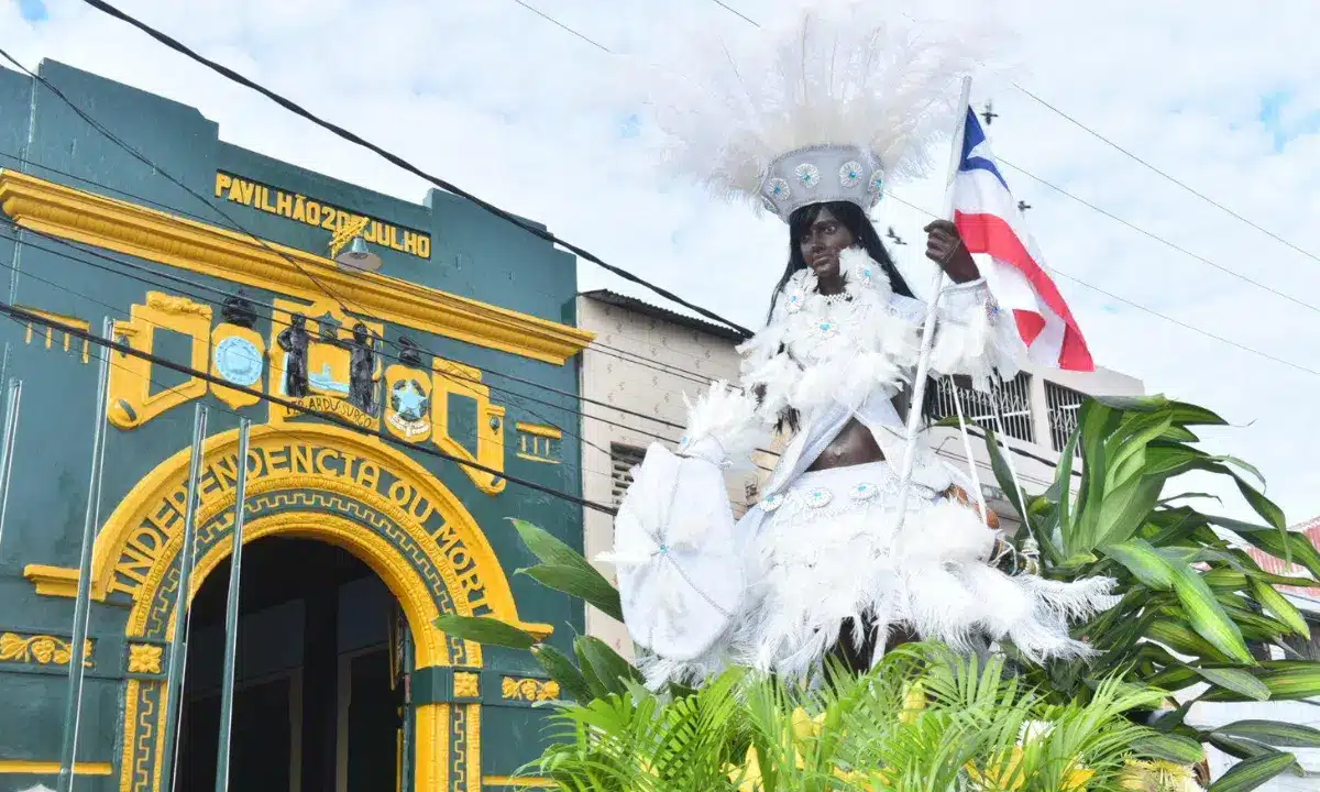 As comemorações do 2 de Julho, data que marca da Independência do Brasil na Bahia, voltam a ocorrer presencialmente em Salvador neste ano. Após quase 2 anos sem o tradicional desfile nas ruas por conta da pandemia de Covid-19, a Prefeitura de Salvador, por meio da Fundação Gregório de Mattos (FGM), confirmou a realização da cerimônia especial, que chega à 199ª edição.