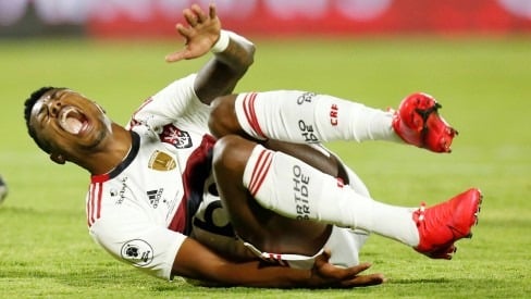 Bruno Henrique, do Flamengo, vai operar o joelho direito e só volta em 2023