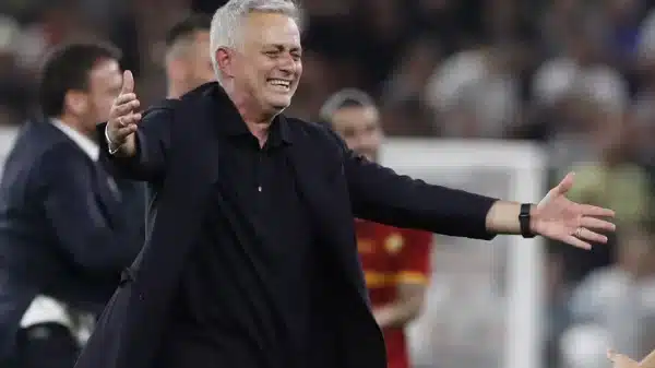 Veja a lista de títulos da carreira de Mourinho: PORTO Champions: 2003/04 Copa da Uefa: 2002/03 Português: 2002/03 e 2003/04 Taça de Portugal: 2002/03 Supercopa: 2003 CHELSEA Premier League: 2004/05, 2005/06 e 2014/15 Copa da Inglaterra: 2006/07 Copa da Liga Inglesa: 2004/05, 2006/07 e 2014/15 Supercopa: 2005 INTER DE MILÃO Champions: 2009/10 Italiano: 2008/09 e 2009/10 Copa da Itália: 2009/10 Supercopa: 2009 REAL MADRID Espanhol: 2011/12 Copa do Rei: 2010/11 Supercopa: 2012 MANCHESTER UNITED Liga Europa: 2016/17 Copa da Liga: 2016/17 Supercopa: 2016