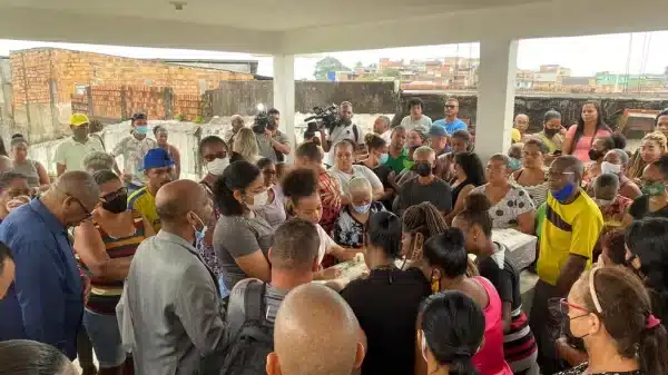 Suspeito de matar namorada a facadas em Salvador se apresenta na delegacia