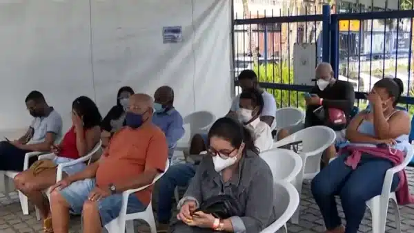 Gripário reaberto em Salvador registra quase 200 atendimentos no primeiro dia de atividade; tempo de espera chega a 7 horas