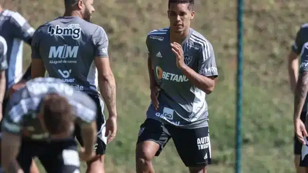 Pedrinho faz primeiro treino pelo Atlético-MG e fala de amizade com Arana e Guga: "Ajudou na decisão"