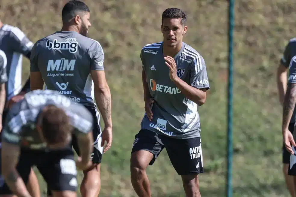 Pedrinho faz primeiro treino pelo Atlético-MG e fala de amizade com Arana e Guga: "Ajudou na decisão"