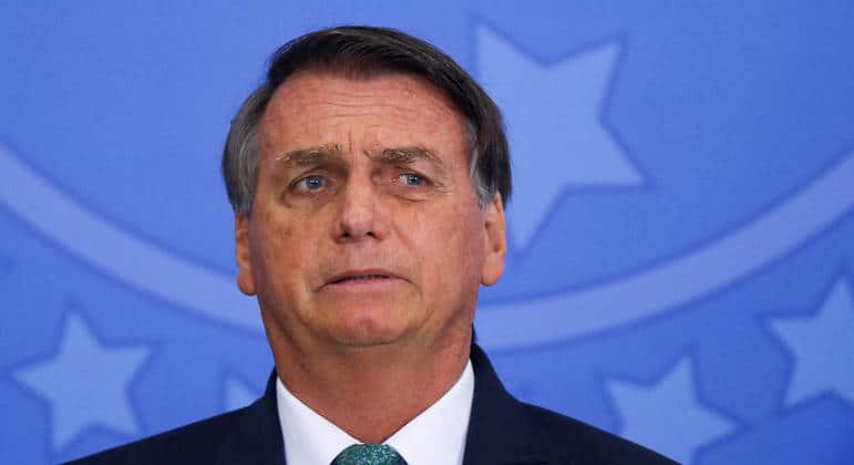 'Como vou aprovar um projeto dispensando 300 votos?', diz Bolsonaro a youtuber que o provocou por causa da aliança com o Centrão