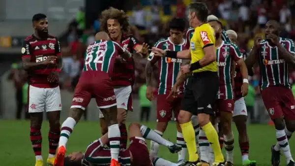 Flamengo x Fluminense tem recorde de expulsões no campeonato No Brasileirão com mais vermelhos em dez anos