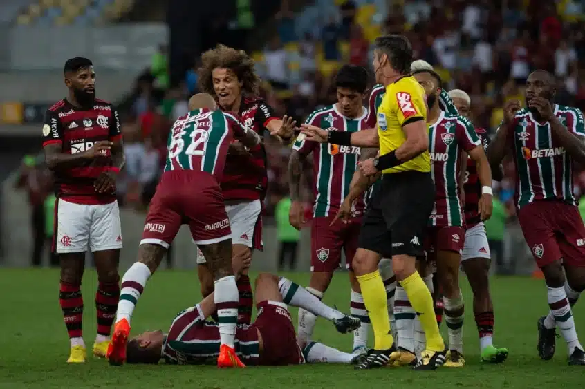 Flamengo x Fluminense tem recorde de expulsões no campeonato No Brasileirão com mais vermelhos em dez anos