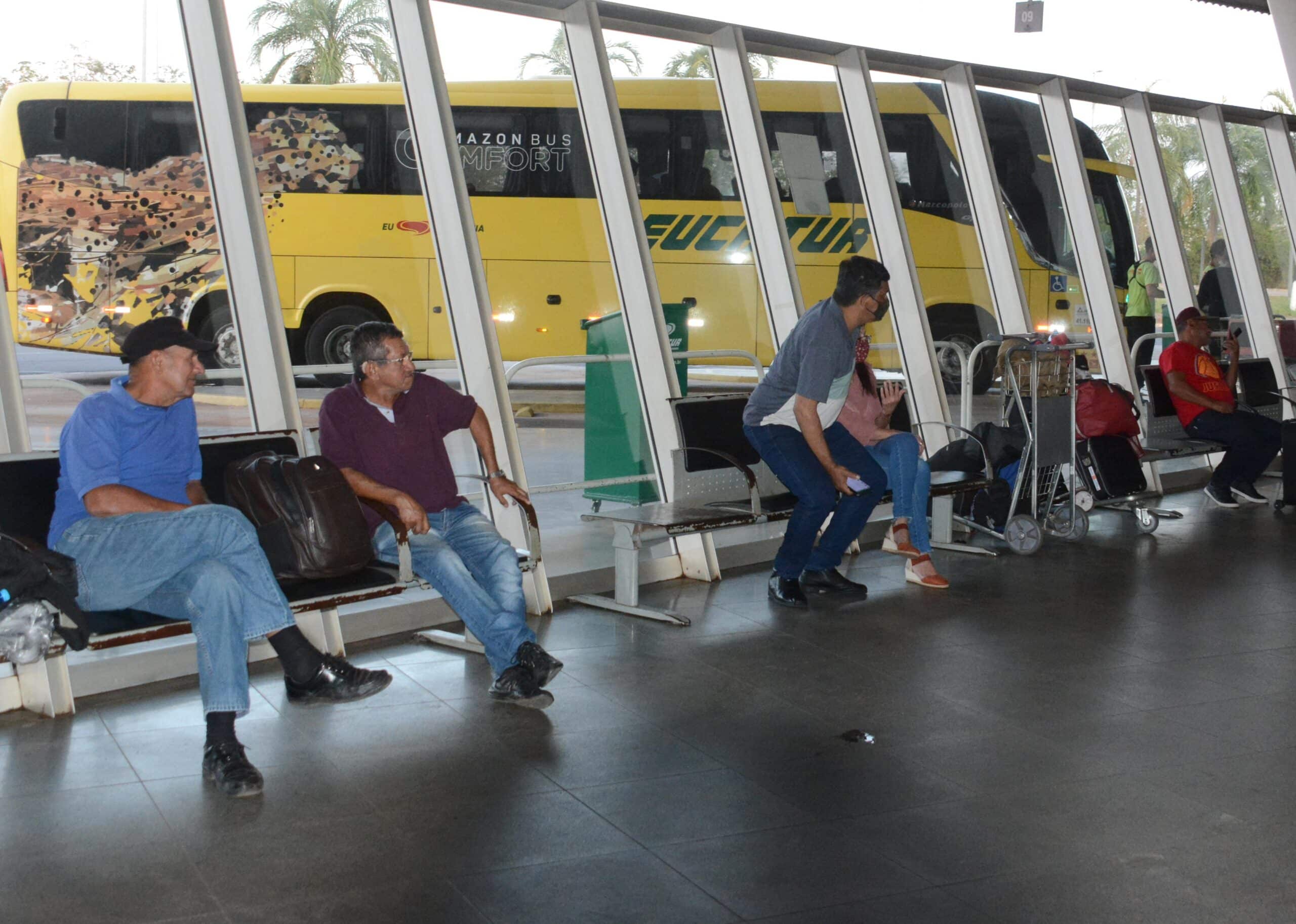 Bloqueio nas estradas impede viagens de ônibus interestaduais