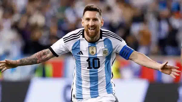 Messi iguala marca de Maradona, jovem faz golaço e Argentina vence o México pela Copa do Mundo 2022