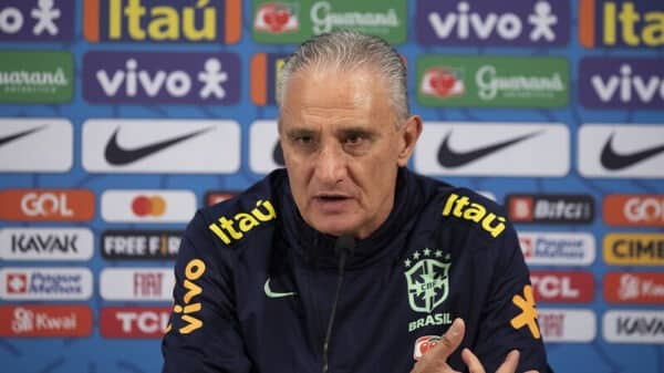 Tite resiste à 'pressão' e evita confirmar time titular da Seleção: 'Não dar ao adversário'