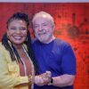 Próxima a Lula, Margareth Menezes é fundadora da Fábrica Social, uma ONG sediada na Bahia, que atua com cultura, educação e sustentabilidade - Ricardo Stuckert