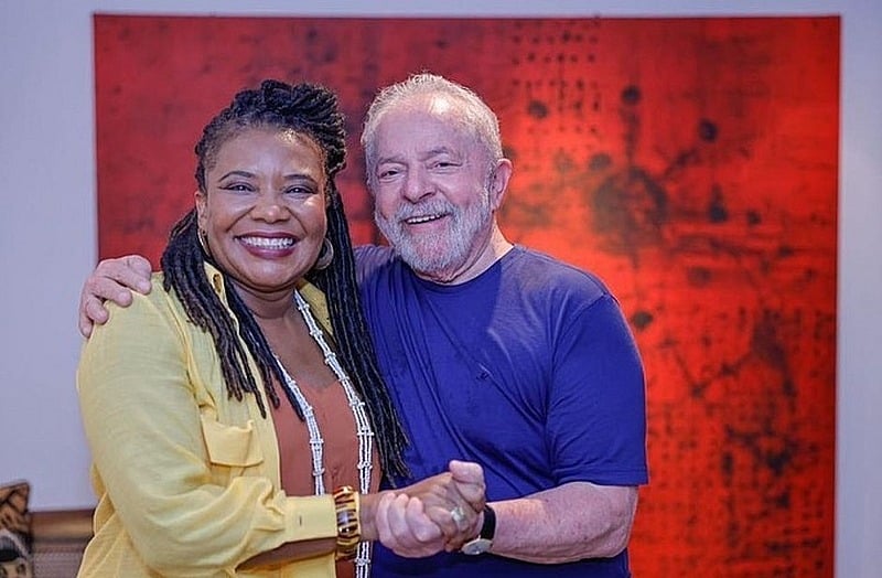 Próxima a Lula, Margareth Menezes é fundadora da Fábrica Social, uma ONG sediada na Bahia, que atua com cultura, educação e sustentabilidade - Ricardo Stuckert