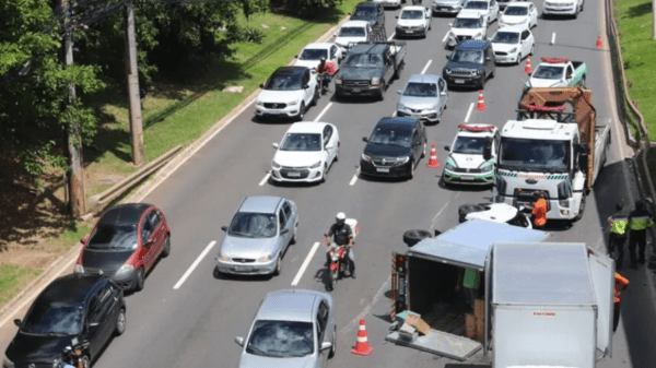 Veículos transportava ovos quando acabou virando na pista |