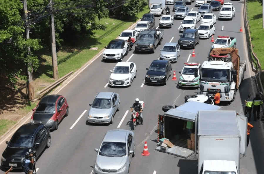 Veículos transportava ovos quando acabou virando na pista |