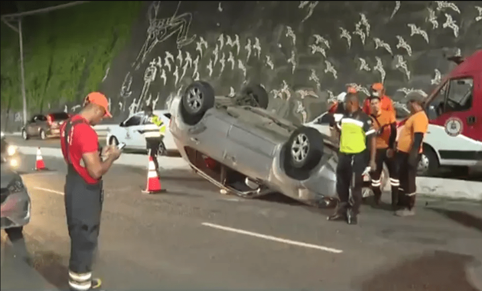 Carro capota na Av. Contorno, em Salvador