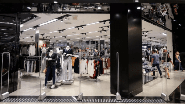 Imagem de vitrine de loja de roupas em shopping – Foto Reprodução Internet