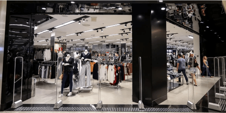 Imagem de vitrine de loja de roupas em shopping – Foto Reprodução Internet