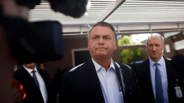 EUA dizem que era necessário estar vacinado quando Bolsonaro foi ao país