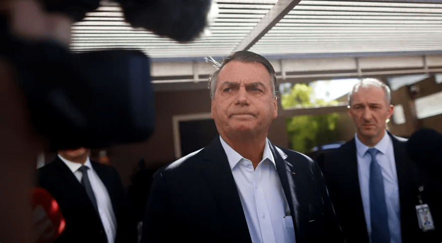 EUA dizem que era necessário estar vacinado quando Bolsonaro foi ao país