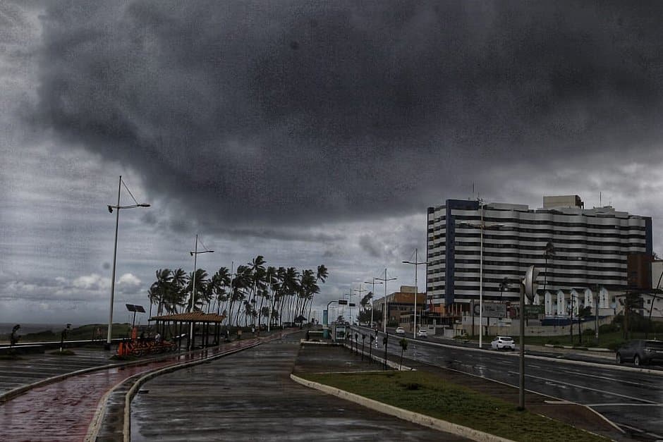 Salvador em Alerta: Previsão de Chuvas Persistente e Possível Deslizamento de Terra