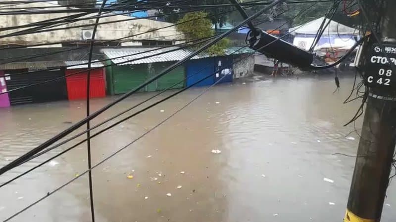 Diversos bairros da capital baiana tiveram ruas alagadas neste domingo (14) e a chuva continua no início da semana