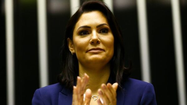 Suspeita de rachadinha: PF identifica depósitos em dinheiro vivo de Cid para Michelle Bolsonaro