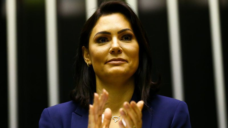 Suspeita de rachadinha: PF identifica depósitos em dinheiro vivo de Cid para Michelle Bolsonaro
