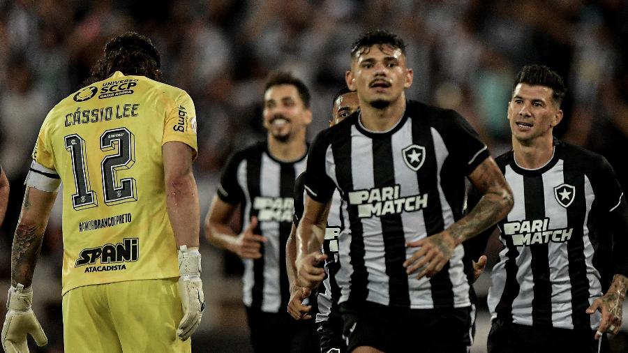 Botafogo atropela Corinthians no Nilton Santos e prova que não está na liderança do Brasileirão por acaso