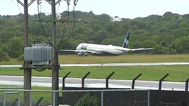 Avião perde controle ao pousar em aeroporto de Salvador e sai da pista