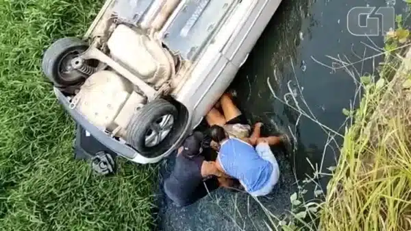 Família é resgatada após veículo cair em córrego em Salvador