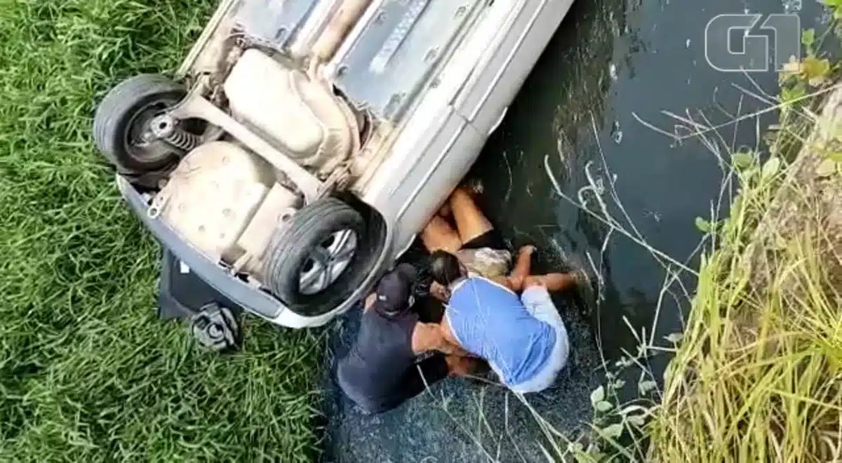 Família é resgatada após veículo cair em córrego em Salvador