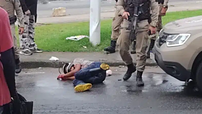 Ladrões batem moto em viatura na Rótula do Abacaxi