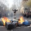 Jovem em protesto na França